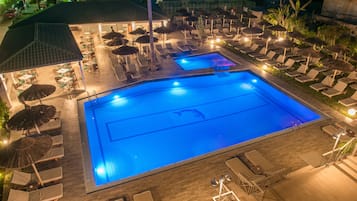 Piscina externa sazonal, guarda-sóis, espreguiçadeiras