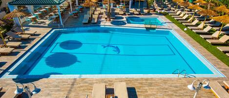 Seasonal outdoor pool, pool umbrellas, sun loungers