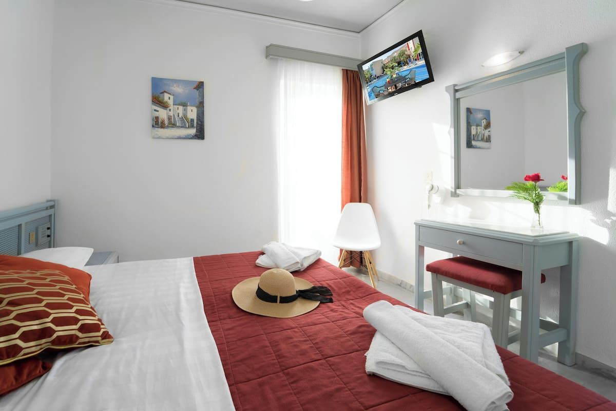 Apartment 2 plus 1 child | Hypo-allergenic bedding available, down comforters, WiFi (free)