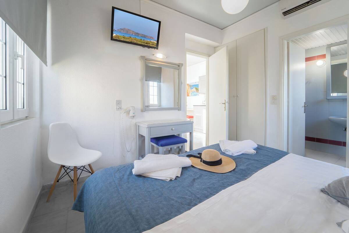 Apartment 2 persons | Living area | 4-inch Smart TV with satellite channels, TV, Netflix