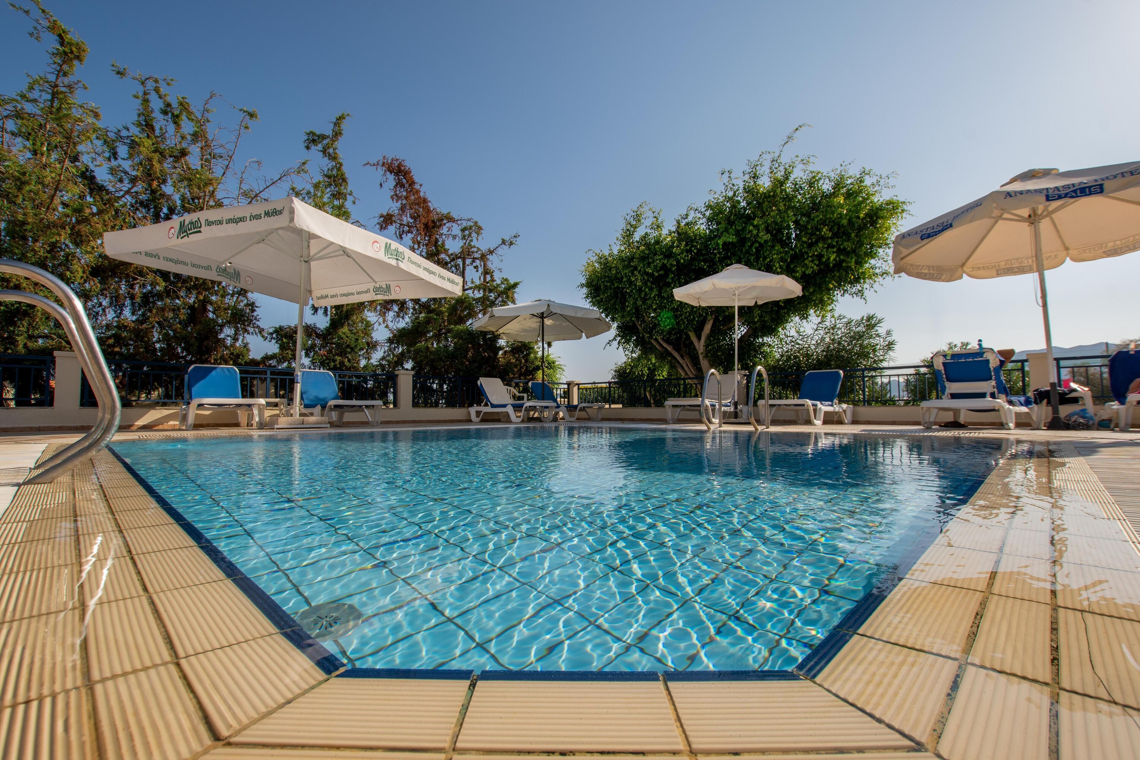Piscine extérieure (ouverte en saison), parasols de plage