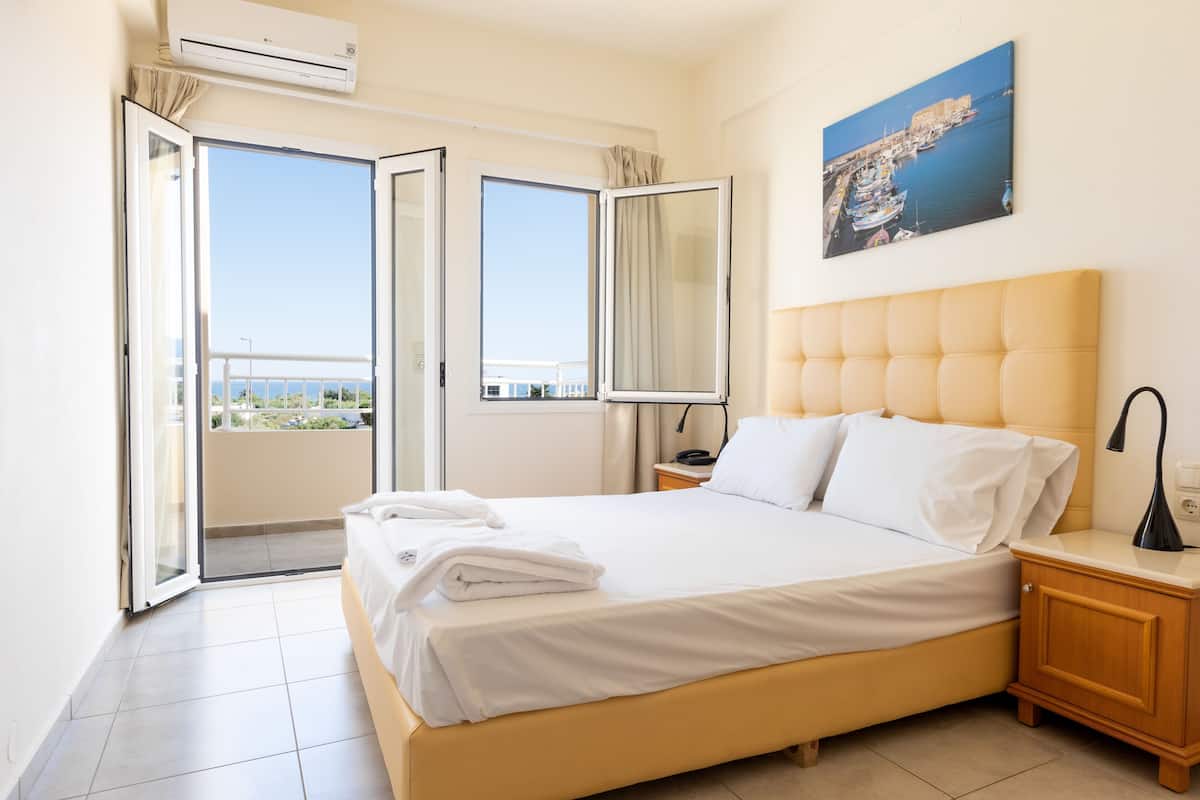 Suite, 1 kamar tidur | Seprai premium, brankas, kedap suara, dan setrika/meja setrika
