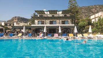 Alberca al aire libre por temporada y sombrillas en la alberca