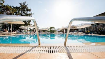 Een seizoensgebonden buitenzwembad, parasols voor strand/zwembad