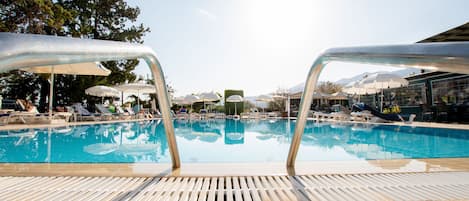 Seasonal outdoor pool, pool umbrellas, sun loungers