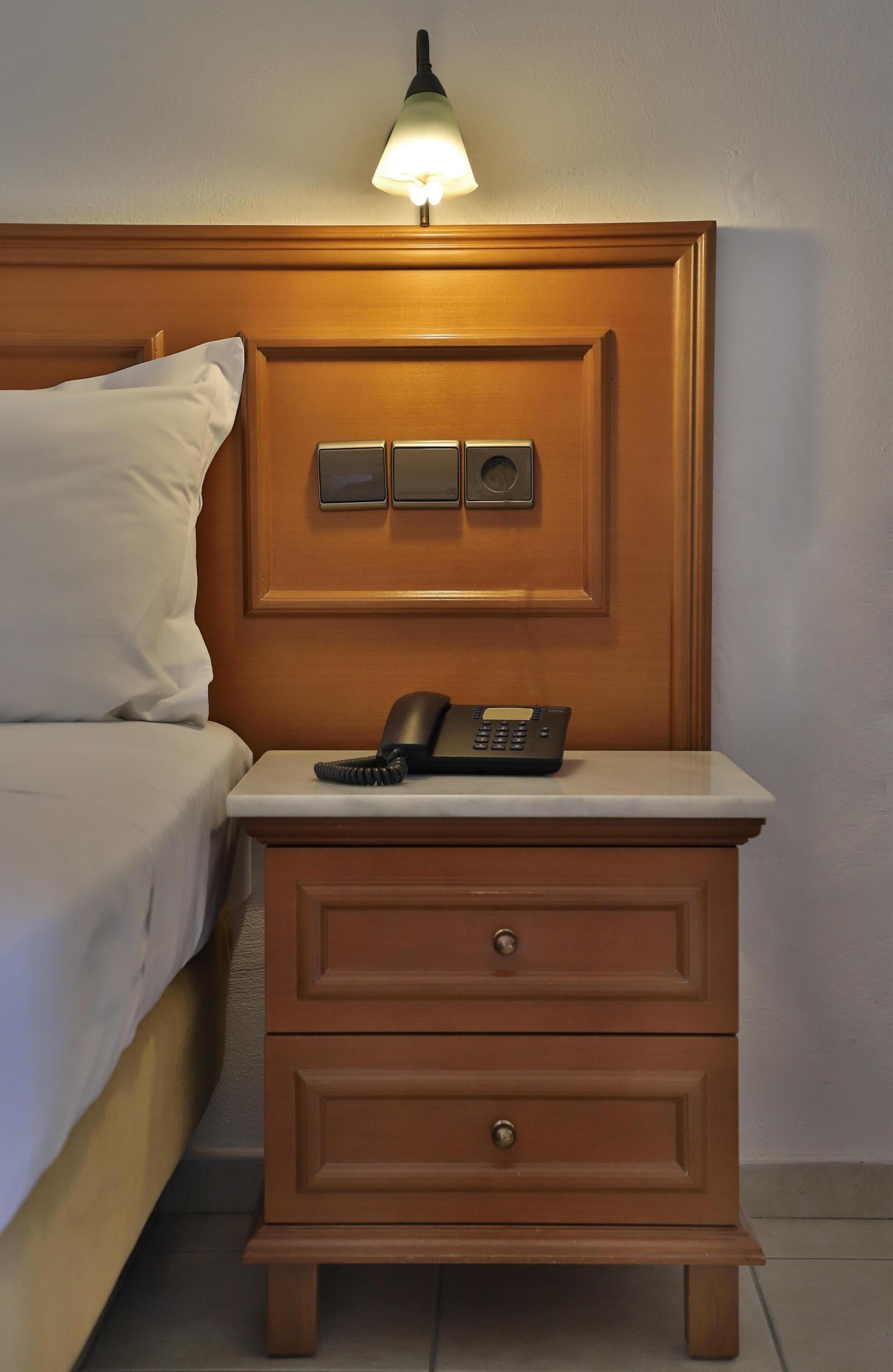 Sängtillbehör av högsta kvalitet och värdeförvaringsskåp på rummet