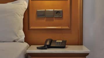 Ropa de cama de alta calidad y caja de seguridad en la habitación