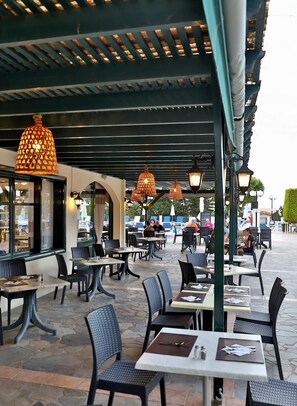 Petit déjeuner, déjeuner et dîner servis sur place
