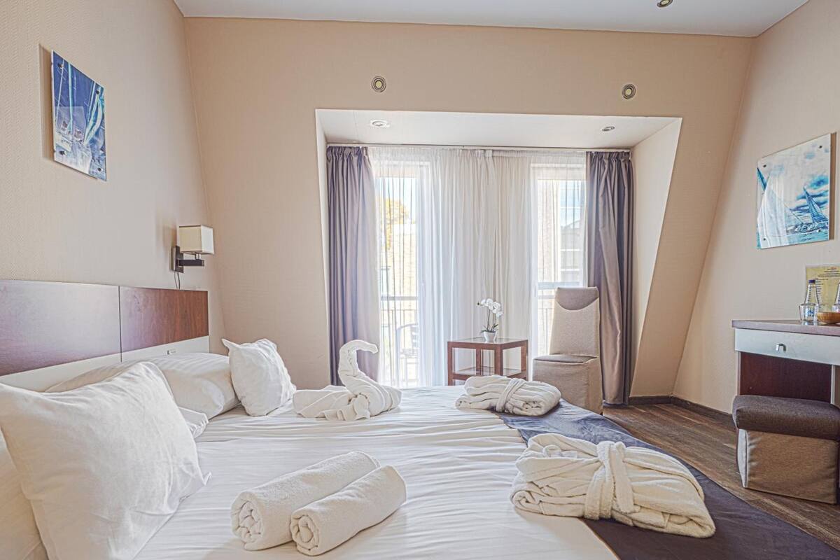 Hypo-allergenic bedding available, in-room safe, soundproofing