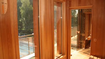 Sauna, tina de hidromasaje, tratamientos corporales y aromaterapia
