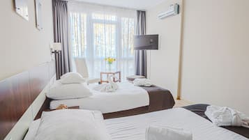 Standard szoba kétszemélyes vagy két külön ággyal, 1 hálószobával, erkély, kilátással a folyóra | Hipoallergén ágynemű, széf a szobában és hangszigetelés