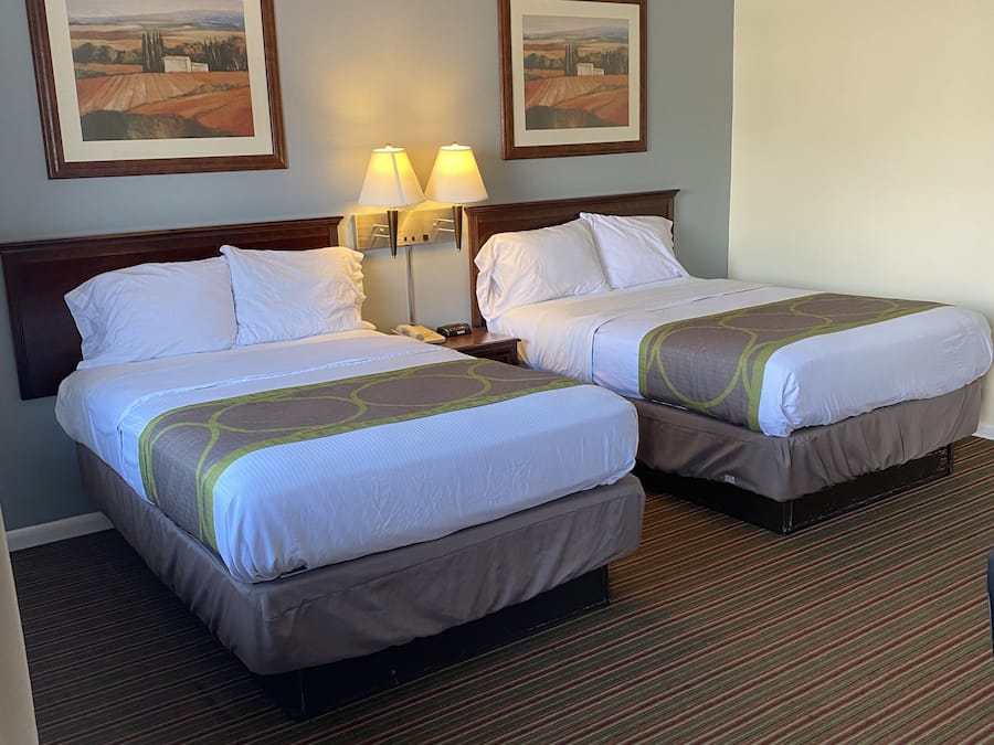 Kamar Standar, 2 Tempat Tidur Double | Dilengkapi dengan perabotan berbeda-beda dan meja kerja