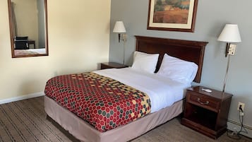 Habitación estándar, 1 cama de matrimonio | Escritorio, tabla de planchar con plancha, wifi gratis