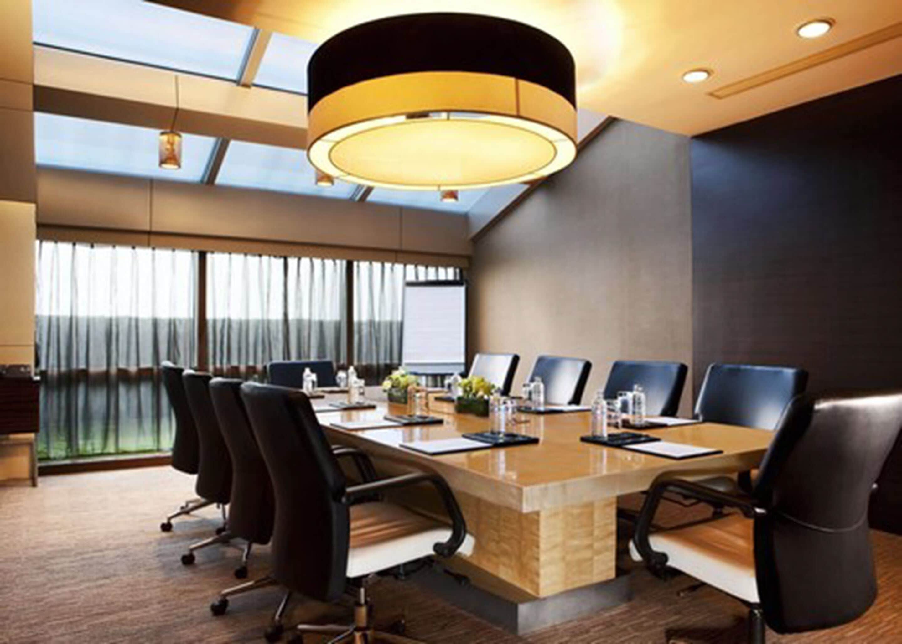 4 restaurants, breakfast served