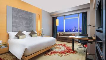 Minibar, caja de seguridad en la habitación y escritorio