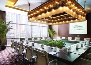 4 restaurants; ze serveren er ontbijt, lunch, diner en brunch 