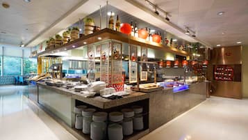 Daily buffet breakfast (CNY 184 per person)