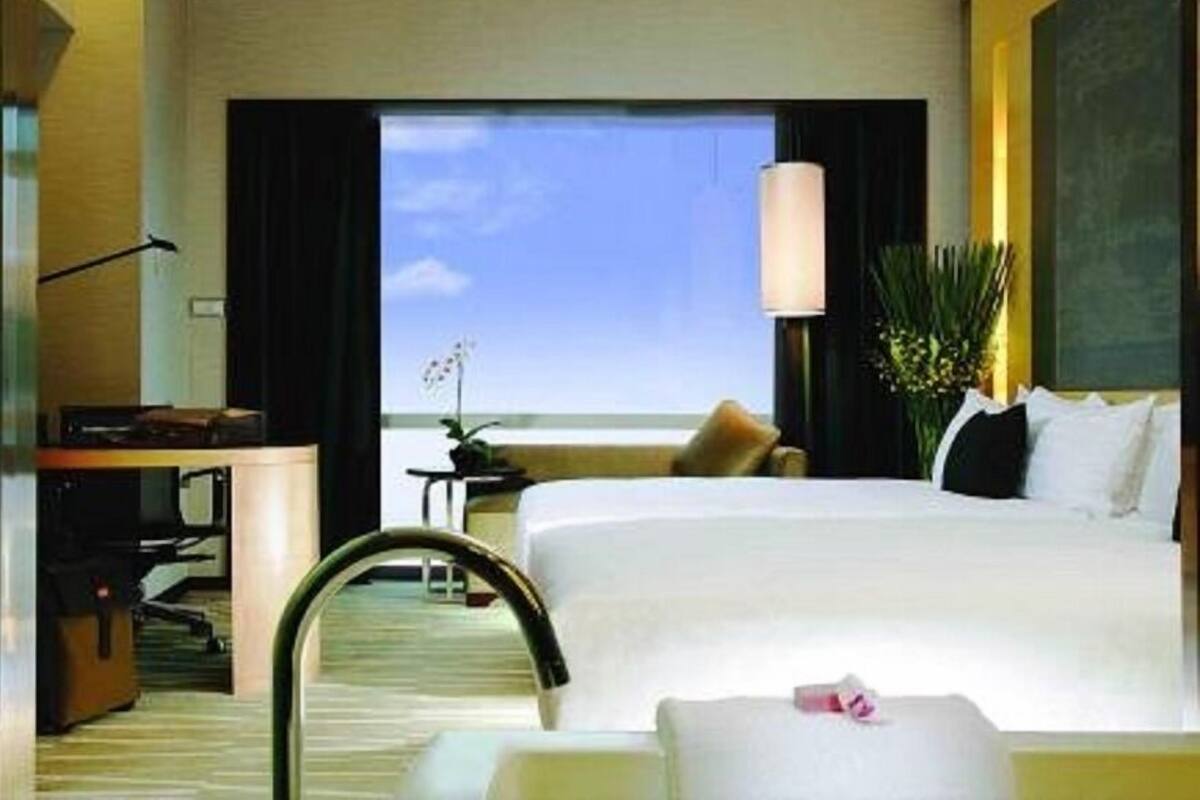 Minibar, coffres-forts dans les chambres, bureau, rideaux occultants
