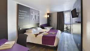A hotel room with two beds, a desk, and a TV. - Suite Home Briancon Serre Chevalier (Briançon)