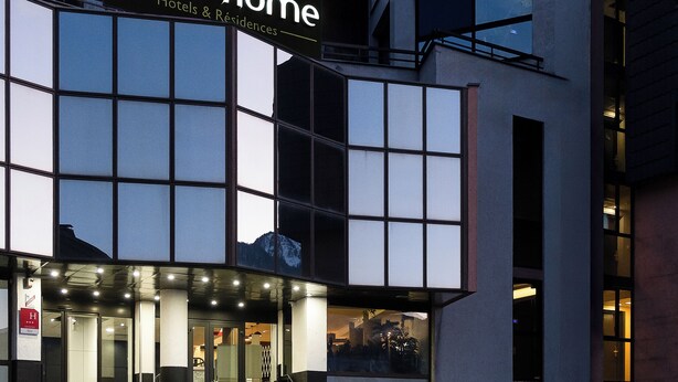 A modern hotel entrance with a sign reading "Suite-Home Hotels & Residences." - Suite Home Briancon Serre Chevalier (Briançon)
