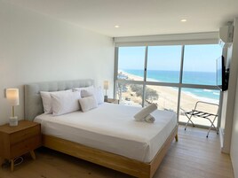 Apartamento, 2 habitaciones (Absolute Beach Front) | Sistema de insonorización, tabla de planchar con plancha, wifi gratis