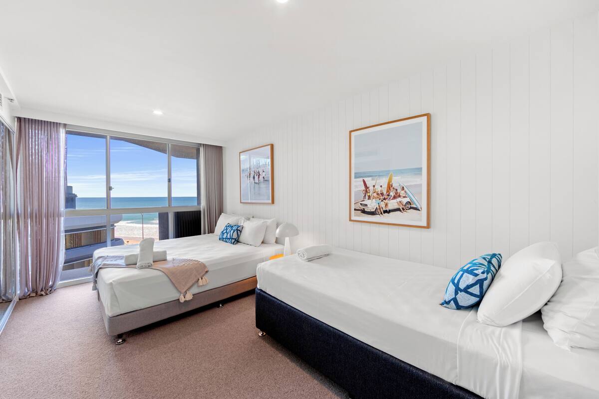Two-Bedroom Deluxe Apartment | Soundproofing, iron/ironing board, WiFi (free), individually decorated