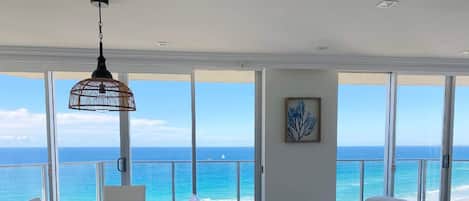 Apartamento Premium, 3 habitaciones (Absolute Beach Front) | Zona de estar | Una televisión de pantalla plana