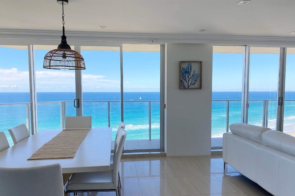 Apartamento premium, 3 quartos (Absolute Beach Front) | Área de estar | TV de tela plana