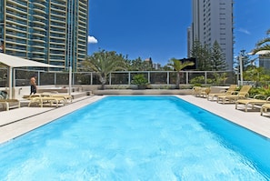 Piscina interna, piscina externa, funciona das 8h às 20h, guarda-sóis