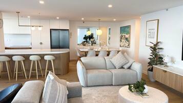 Appartement, 2 chambres (Absolute Beach Front) | Aire de séjour | Téléviseur à écran plat