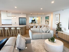 Apartamento, 2 habitaciones (Absolute Beach Front) | Zona de estar | Una televisión de pantalla plana