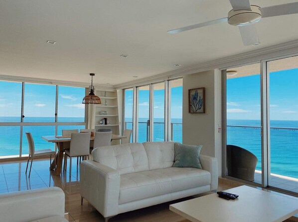 Premium Apartment, 3 Bedrooms (Absolute Beach Front) | Living area