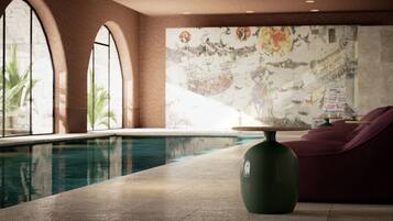 Piscine couverte, piscine extérieure, parasols de plage, chaises longues