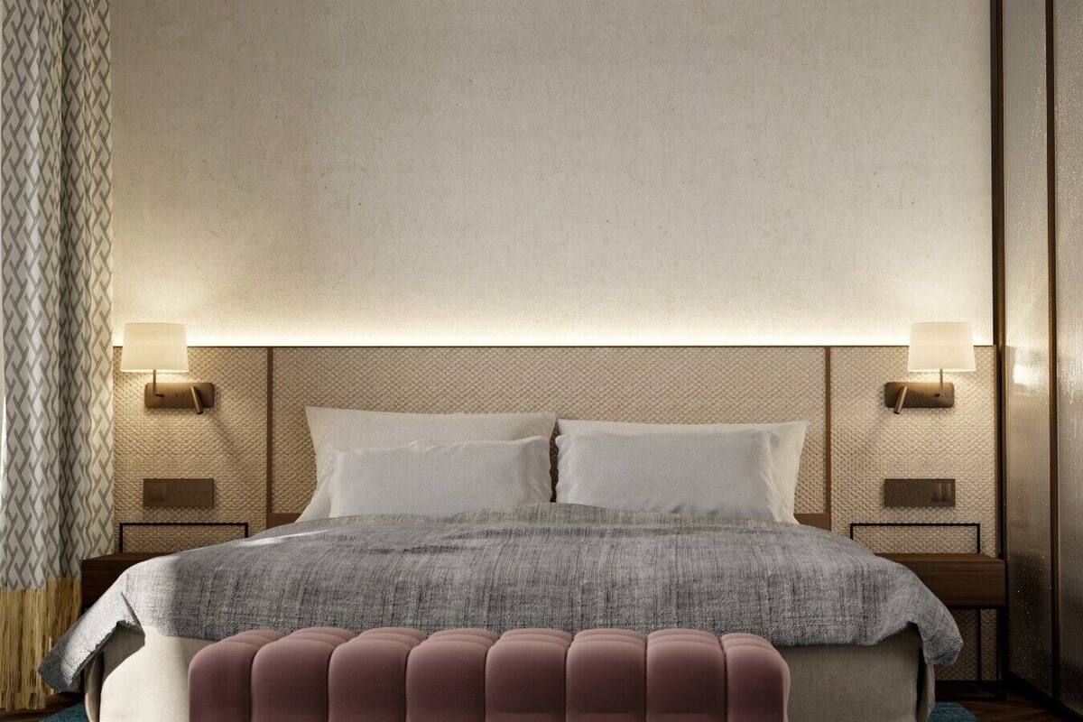 Ein modernes Hotelzimmer mit einem großen Bett, zwei Nachttischen und einem Kopfteil mit integrierter Beleuchtung.