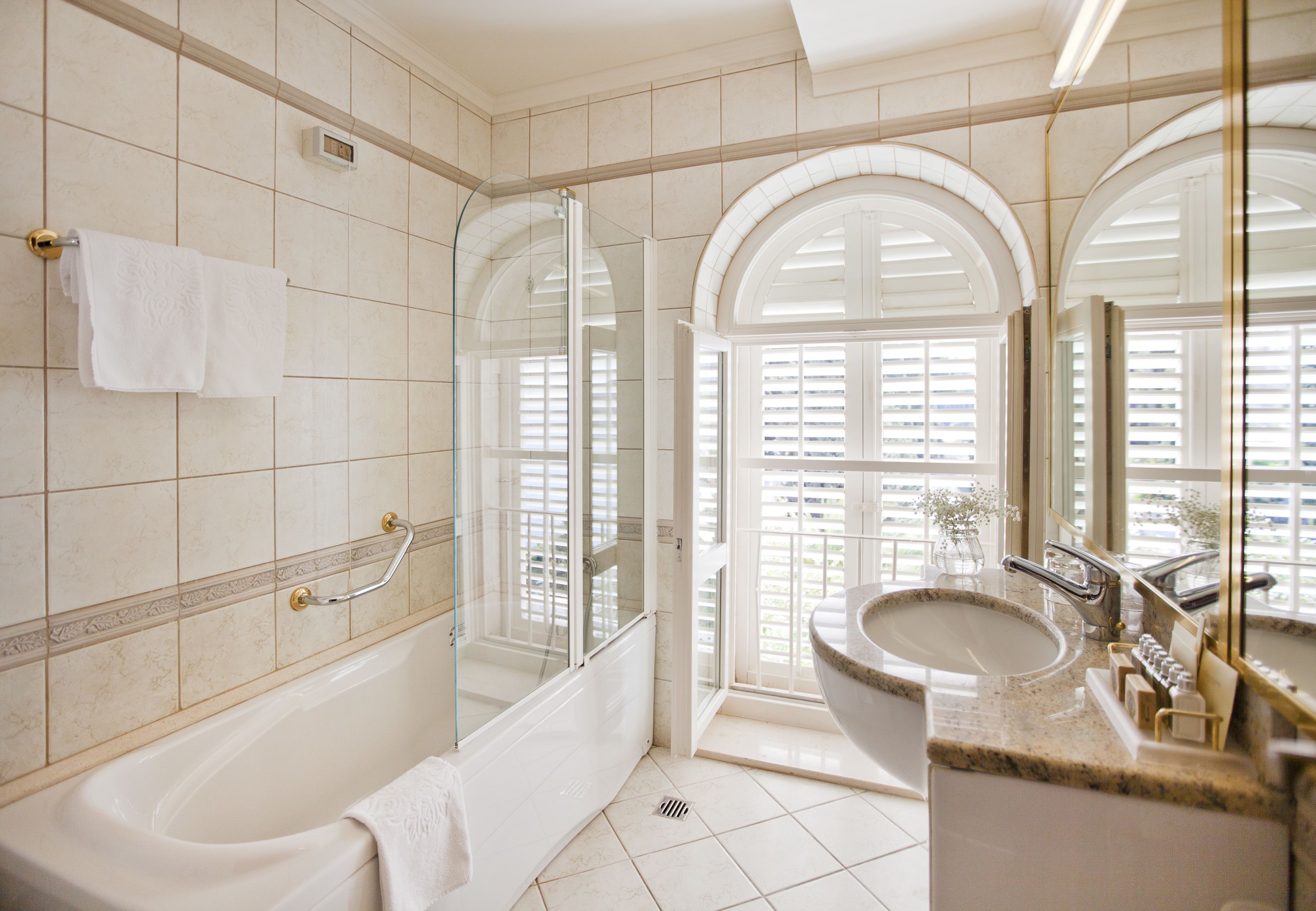 superior double room, sea view (villa argentina) | bathroom | free toiletries, hair dryer, dressing gowns, slippers