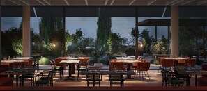 2 restaurants, breakfast served