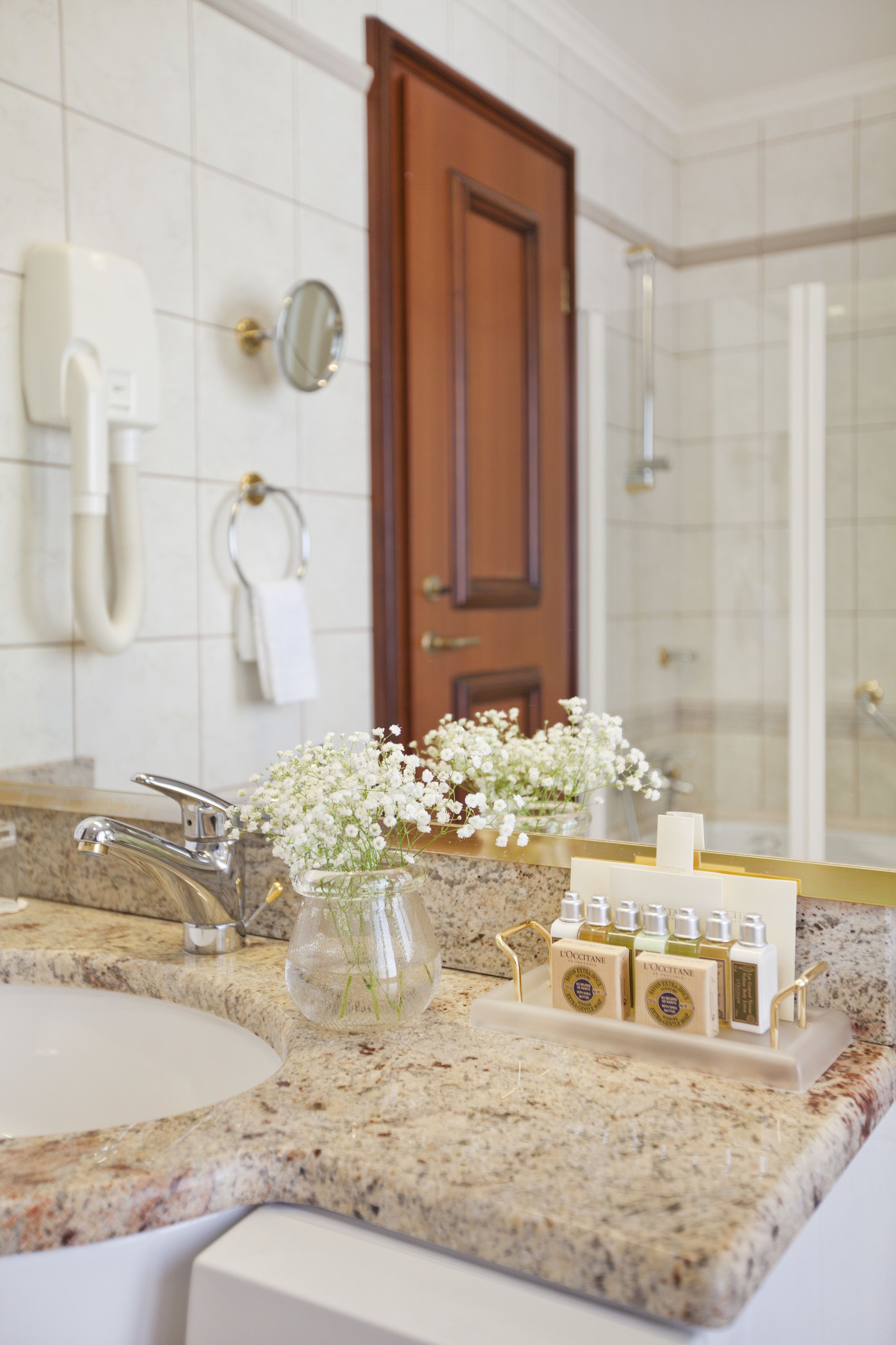 superior room, sea view | bathroom | free toiletries, hair dryer, dressing gowns, slippers