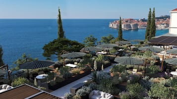 2 restaurants, breakfast served