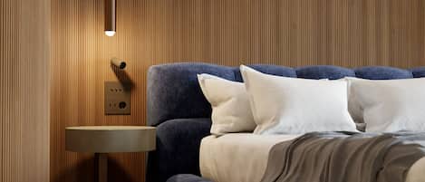 Rom – deluxe, balkong | Minibar, safe på rommet, skrivebord og blendingsgardiner