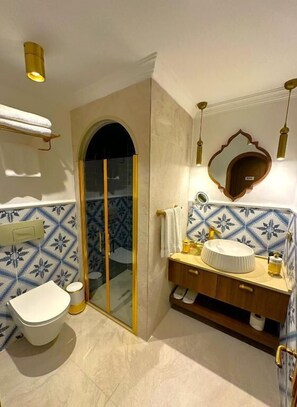 Deluxe Room | Bathroom