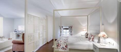 Sultan Suite | Egyptian cotton sheets, premium bedding, down comforters, minibar