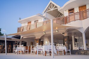 Front of property - Gold Beach Resort (Flic-en-Flac)