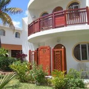 Exterior detail - Gold Beach Resort (Flic-en-Flac)