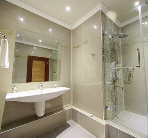 Bathroom shower - Gold Beach Resort (Flic-en-Flac)