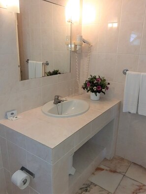 Chuveiro/banheira combinados, produtos de toalete grátis, bidê 