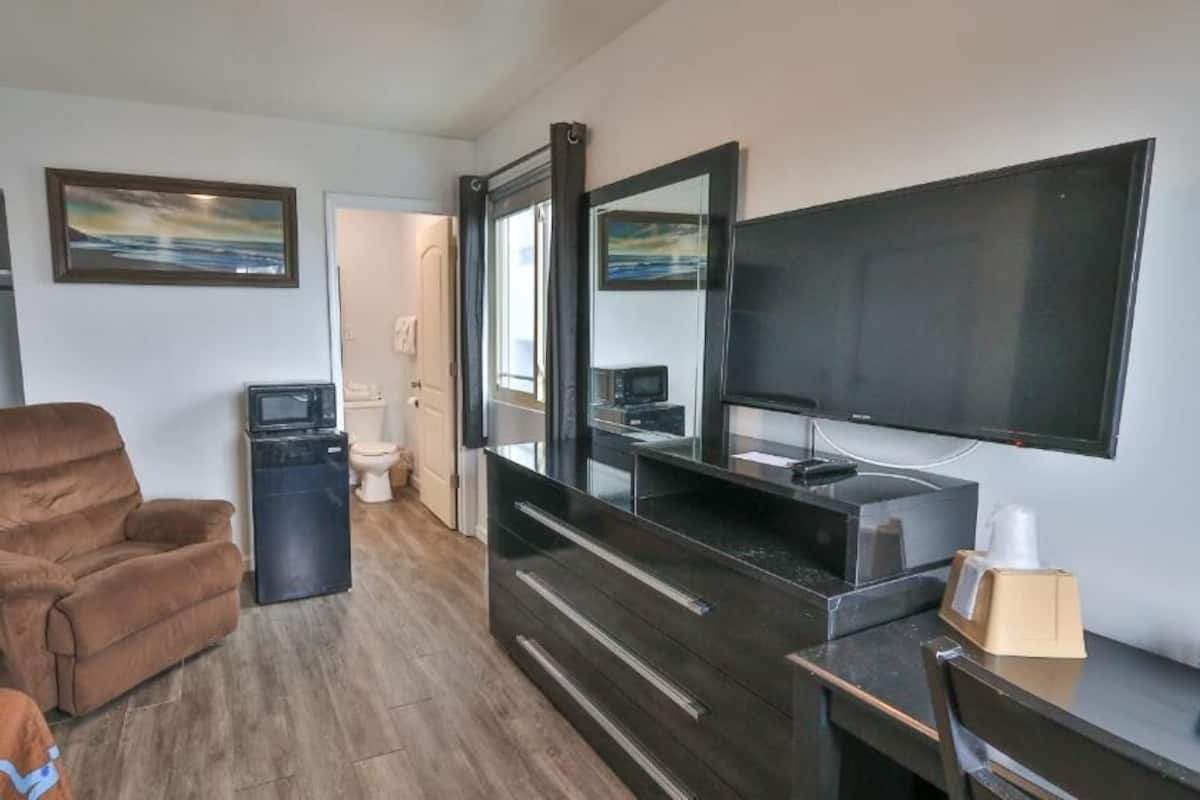 Standard-huone, 1 keskisuuri parisänky, tupakointi kielletty | Yksilöllisesti sisustettu, yksilöllisesti kalustettu, työpöytä