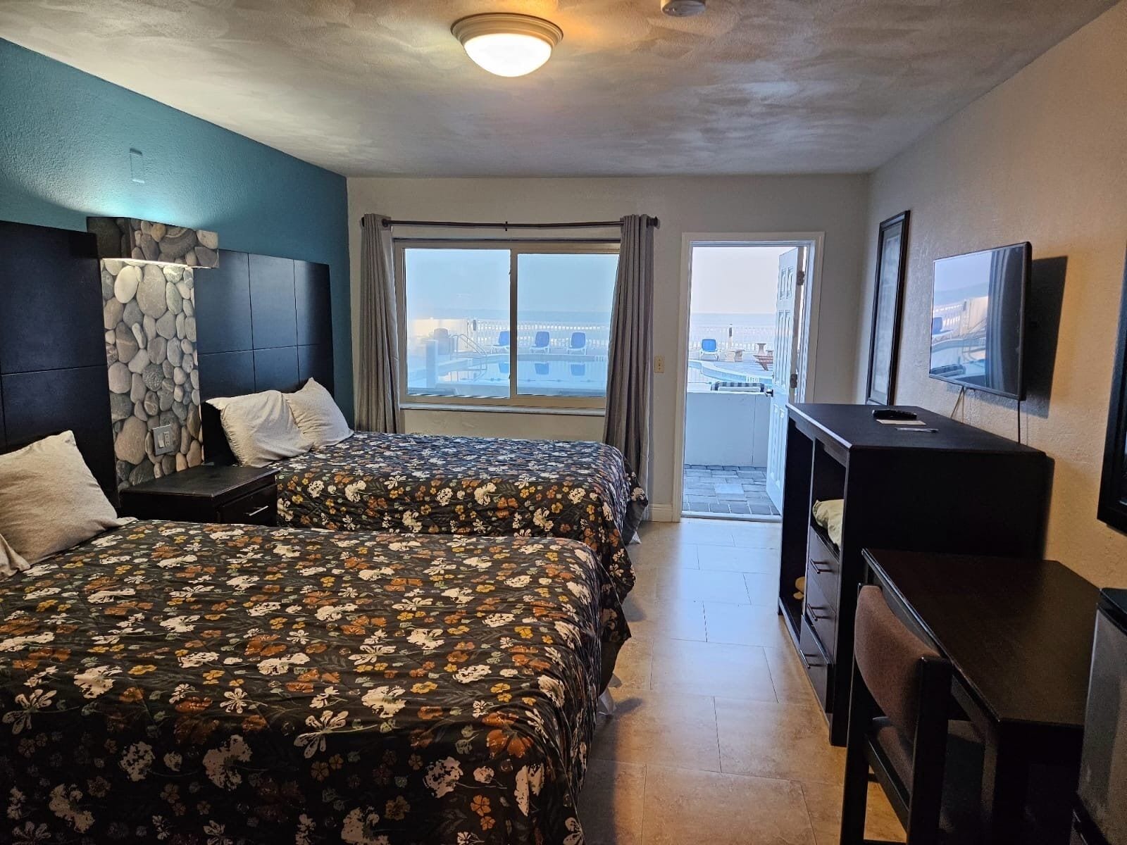 Comfort-huone, 2 parisänkyä, valtameren rannalla | Yksilöllisesti sisustettu, yksilöllisesti kalustettu, työpöytä