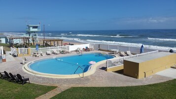 Una piscina al aire libre, sombrillas