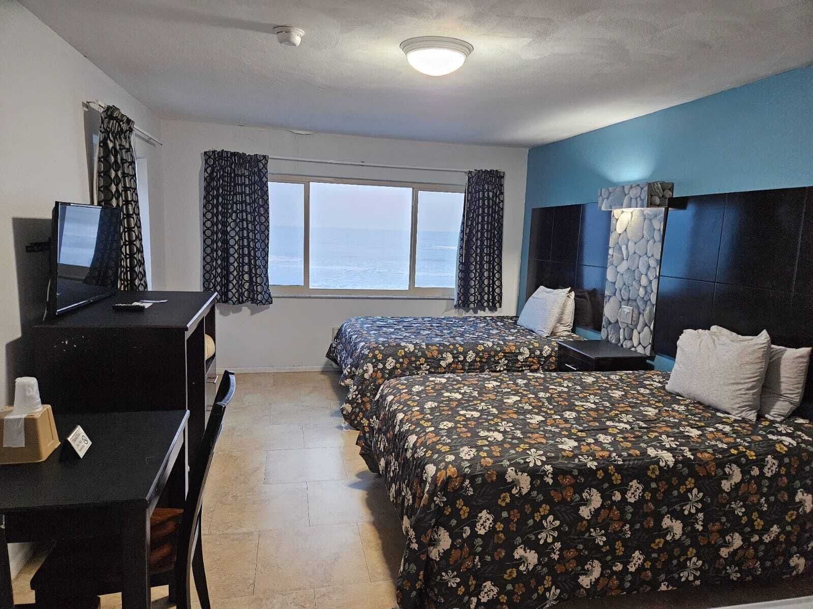 Huone, 2 parisänkyä, valtameren rannalla | Yksilöllisesti sisustettu, yksilöllisesti kalustettu, työpöytä