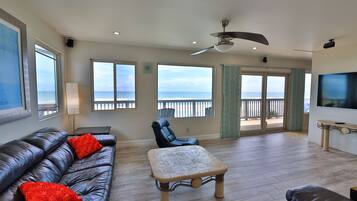 1 habitación, decoración personalizada, muebles diferentes y escritorio